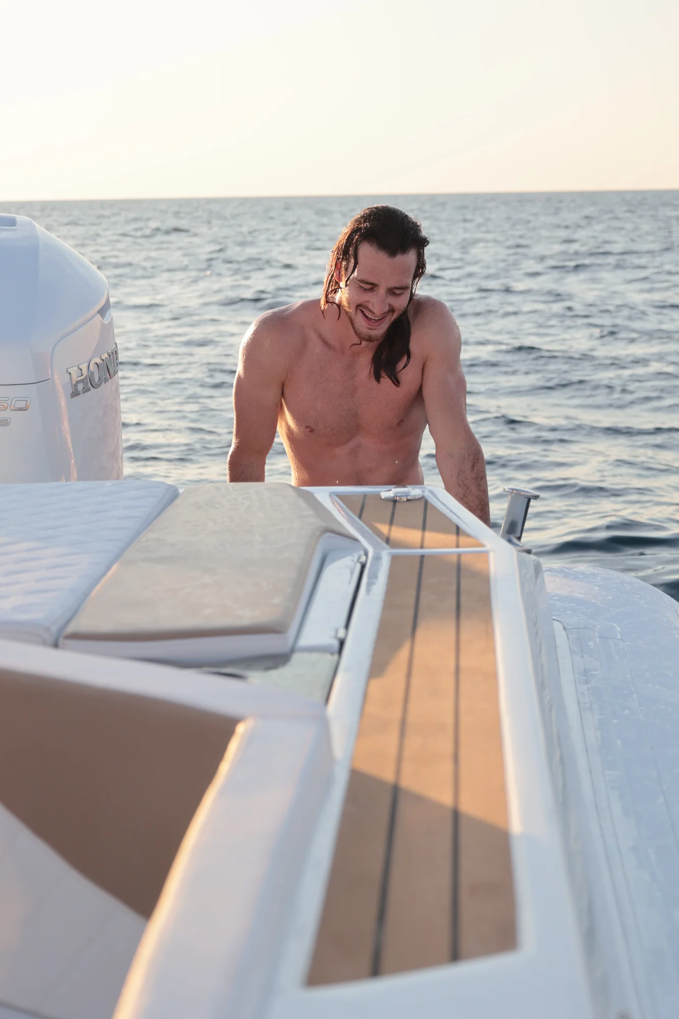 A bordo dopo il bagno al tramonto