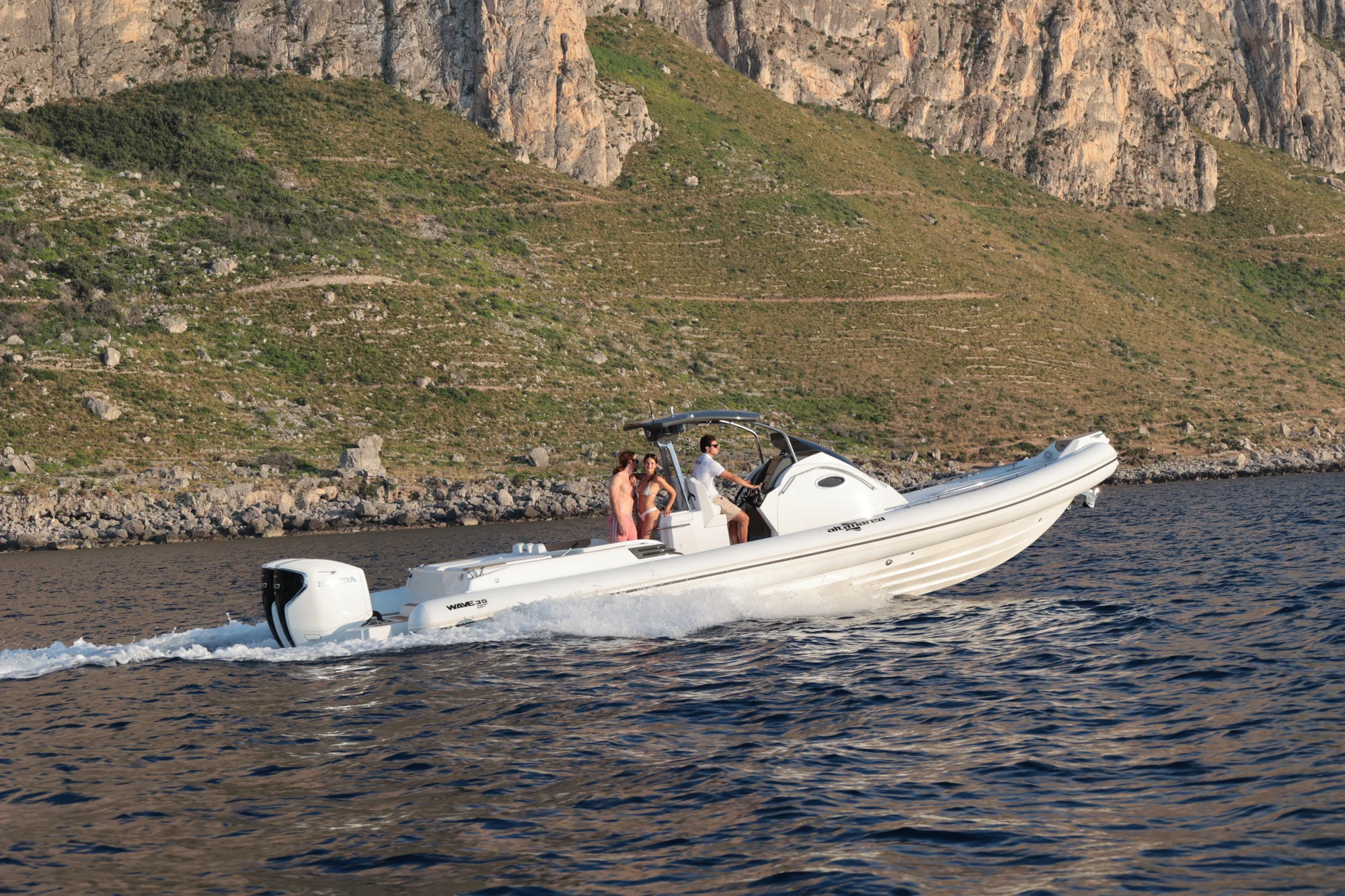 Alta Marea lungo la costa rocciosa